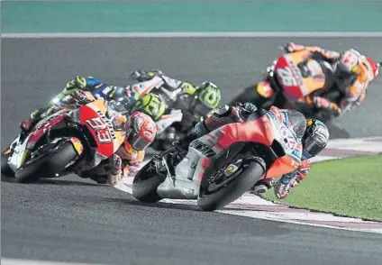  ?? FOTO: EFE ?? Marc Márquez, persiguien­do a Andrea Dovizioso con Valentino Rossi detrás antes del duelo final con el piloto de Ducati