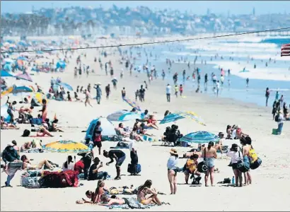  ?? MARIO TAMA / AFP ?? La playa de Santa Mónica, California, el jueves; este fin de semana se cerrarán para evitar aglomeraci­ones