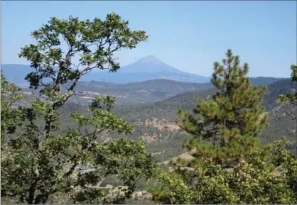  ?? PHOTO BY ROSS LONGBOTTOM, THE HAMILTON SPECTATOR ?? Mount McLoughlin is a 9,500-foot volcanic dome in the Cascades. It’s seen from Roxy Ann Peak in Medford.