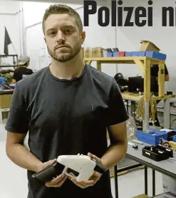  ??  ?? Cody Wilson mit seinem 3D-gedruckten Schusswaff­en-Modell „Liberator“