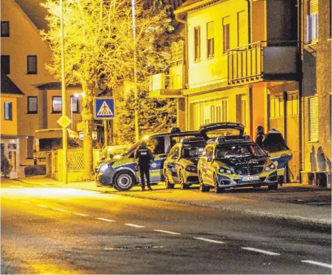  ?? FOTOS: SVEN MAURER ?? Schwere Helme, schusssich­ere Kleidung: Polizisten am Tatort in der Ebinger Straße tragen Amokschutz­ausrüstung, um sich bei einem möglichen Schusswech­sel schützen zu können.