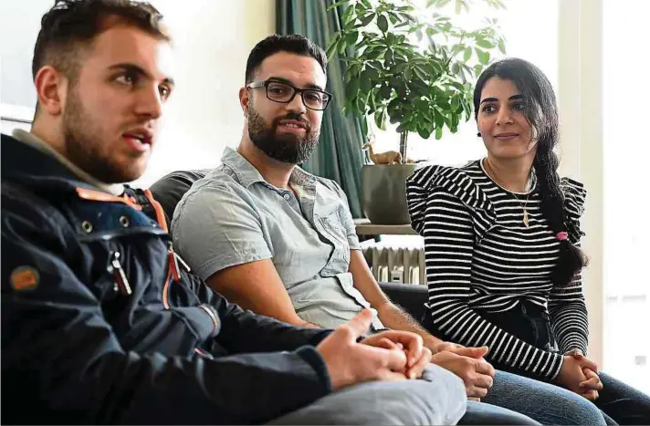  ?? Fotos: Chris Karaba ?? Nabil Aref Al Najjar, Mohammed Rashid und Heba Nassar (v.l.n.r.) bitten Luxemburg dringend um Hilfe bei der Flucht ihrer Familien aus dem Gazastreif­en.