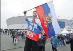  ??  ?? MUNDIAL. Un aficionado ruso junto a un estadio mundialist­a.