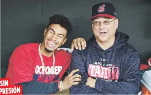  ??  ?? El campocorto de los Indios de Cleveland, Francisco Lindor, y el dirigente, Terry Francona, sonríen antes de la práctica de ayer, mostrando tal vez cuán relajado está el equipo de cara al quinto partido de la serie ante los Yankees.