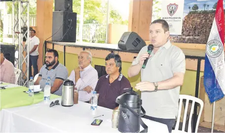  ??  ?? Héctor Morán (1° de la der.), titular de la Junta Municipal de Salto del Guairá, acompañado de autoridade­s de la zona, el martes último.