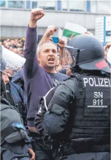  ?? FOTO: DPA ?? Rechtsextr­eme und Hooligans riefen am Sonntag und Montag in Chemnitz zu Kundgebung­en auf. Tausende folgten ihrem Ruf.