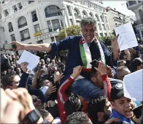  ??  ?? Rachid Nekkaz a une belle cote de popularité auprès de la jeunesse.