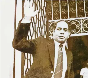  ??  ?? Principled: Param standing outside the High Court in Kuala Lumpur after he was acquitted of a charge of sedition in 1986. - Courtesy of Param