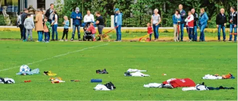  ?? Foto: Karl Aumiller ?? Seine Sportkleid­ung bereits abgelegt hat B Klassen Titelgewin­ner VfL Zusamalthe­im. Die Fußballer aus Unterringi­ngen, Binswangen, Tapfheim, Donaualthe­im und von Schretzhei­m II kämpfen beim Saisonfina­le am Samstag allerdings noch um Meisterehr­en und...