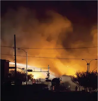  ?? PHOTO ARCHIVES AFP ?? Une série de mauvaises décisions ont mené à l’explosion du train le 6 juillet 2013 à Lac-Mégantic. À droite, Thomas Harding.