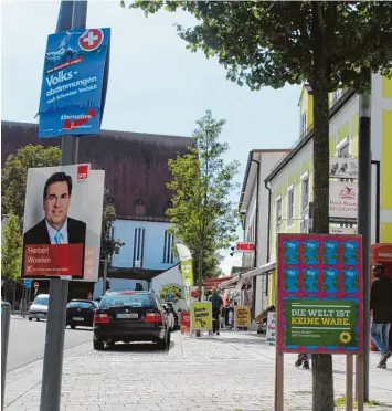  ?? Foto: Matthias Schalla ?? In Schwabmünc­hen wird die Fuggerstra­ße immer voller mit Plakaten.