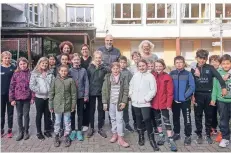  ?? FOTO: STADT HILDEN ?? Monika Ortmanns (3. Reihe, 2.v.l.) und Susanne Hentschel-Billen (3. Reihe, r.) haben das Kinderparl­ament zu zwei Workshops eingeladen.