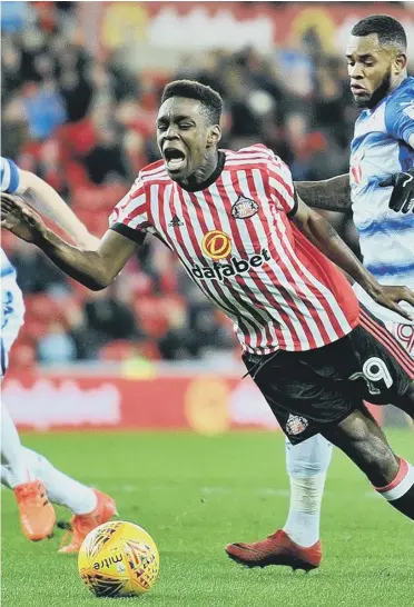  ??  ?? Joel Asoro takes a tumble to win Sunderland’s penalty against Reading.