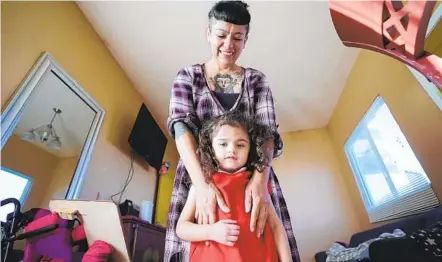  ?? ALEJANDRO TAMAYO U-T ?? Crisla Soto, de 38 años, le da a su hija de 4 años, Camila, CBD para ayudarla a sentirse tranquila y aliviar su epilepsia. A Camila le gusta pararse y saltar con la ayuda de su madre en su casa en Lomas de Coronado en Rosarito.
