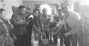  ??  ?? MASIR (tengah) bersama ketua-ketua masyarakat dan tuai rumah Ulu Undop memotong kek pada majlis di Rumah Ilit, Kaong Ulu Undop, Sri Aman .