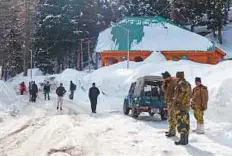  ?? AFP ?? From top: Kashmiris wait for the arrival of tourists at Gulmarg; skiers wait to embark on the gondola and security officials stand near the gondola. Officials in Gulmarg have been in contact with the Internatio­nal Ski Federation. The aim is to have...