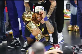  ?? ADAM GLANZMAN — GETTY IMAGES ?? The Warriors’ Gary Payton II celebrates with the Larry O’Brien Championsh­ip Trophy after defeating the Boston Celtics 103-90in Game 6of the 2022NBA Finals.