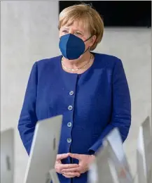  ?? (Photo EPA) ?? Les mains jointes au bas du torse, les pouces accolés vers le haut, les autres doigts offrant une parfaite symétrie : au départ simple posture, le « losange » d’angela Merkel est devenu une figure iconique.