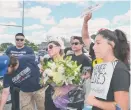  ?? FOTOS: BELHÚ SANABRIA/LA RAZA ?? La madre de Abner García recibió un ramo de flores de parte de miembros de Chicago Veteranos.