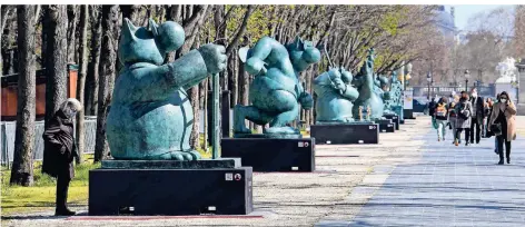  ?? FOTO: ALAIN JOCARD/AFP ?? Pariser Fußgänger gehen an den Skulpturen des belgischen Cartoonist­en Philippe Geluck auf den Champs-Elysees vorbei.