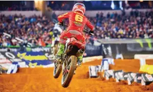  ??  ?? Troisième du championna­t, Jeremy Martin est monté en puissance après un début d’année un peu mou. L’officiel Honda Geico sera un gros client pour le titre MX 250.