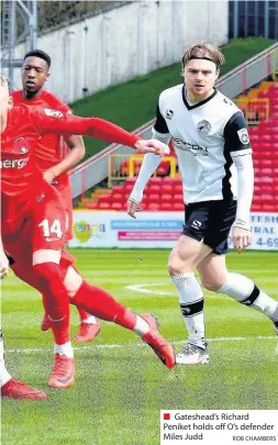  ?? ROB CHAMBERS ?? Gateshead’s Richard Peniket holds off O’s defender Miles Judd Gateshead put pressure on the Orient goal