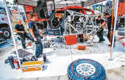  ?? Foto: ASO/Katikis ?? Der Kaufbeurer Mechaniker Thorsten Kaiser (Zweiter von rechts) mit Kollegen vom Team X Raid bei der Dakar 2018 bei der Reparatur eines Buggys.