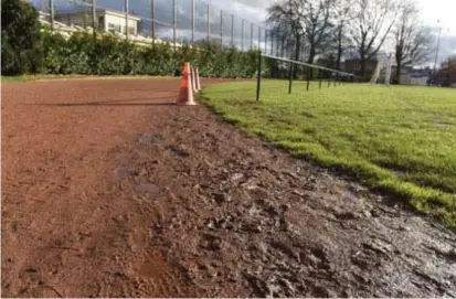  ?? FOTO'S JAN VAN DER PERRE, PATRICK DE ROO ?? De loopbaan van Beerschot Atletiek ligt er troosteloo­s bij. “Als het regent, is onze piste onbruikbaa­r”, zegt voorzitste­r Betty Autrique.