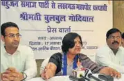  ?? DEEPAK GUPTA / HT PHOTO ?? ▪ BSP mayoral candidate Bulbul Godiyal (centre) addressing a press conference in Lucknow on Friday.