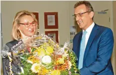  ??  ?? Bürgermeis­ter Georg Hirschbeck begrüßte Iris Plichta mit Blumen und bot ihr an, zusammen mit der Gemeinde an der Zukunft der Schule zu bauen.