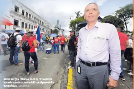  ?? JORGE CASTILLO ?? Albino Vargas, el bueno, sacó un ratico de su hora de almuerzo y coincidió con el paso de los huelguista­s.