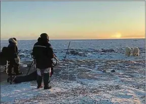  ??  ?? Des journalist­es ? Non, des touristes dans l’archipel arctique canadien.