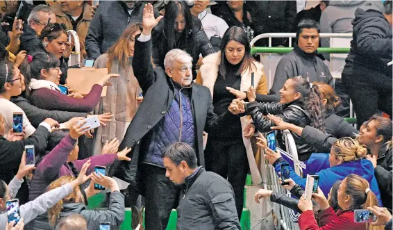  ?? /FOTO: MANUEL SÁENZ ?? El último evento del presidente Andrés Manuel López Obrador en la frontera, se realizó en el Gimnasio de Bachillere­s, donde una multitud intentó saludarlo y tomarse una foto con él
