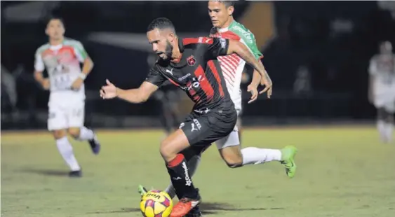  ?? RAFAEL MURILLO ?? El brasileño de Alajuelens­e, Iago Soares, fue titular ante Carmelita, en un partido disputado en el Fello Meza.