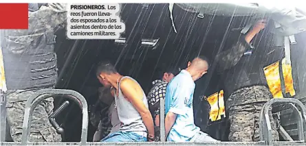  ??  ?? PRISIONERO­S. Los reos fueron llevados esposados a los asientos dentro de los camiones militares.