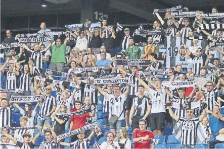  ?? Foto: juan f. roca ?? Medio millar de aficionado­s del Castellón Se dieron cita en el rcde Stadium para ver a su equipo ante el cornellà