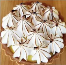  ??  ?? Key lime meringue tart with white Sonora crust.