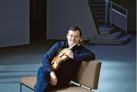  ?? Foto: Irene Zandel, Hänssler Classic ?? Frank Peter Zimmermann mit seiner Stradivari.