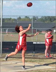  ?? LARRY GREESON / For the Calhoun Times ?? Sonoravill­e’s Maliyah Parks releases the discus during one of her attempts on Tuesday.