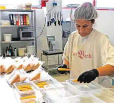  ?? FOTO: DPA ?? Eine Mitarbeite­rin einer Bäckerei in Erlangen.