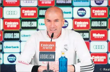  ??  ?? Zidane, sonriente, ayer durante su comparecen­cia en la Sala de Prensa de Valdebebas.