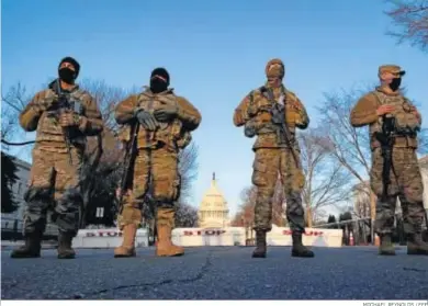  ?? MICHAEL REYNOLDS / EFE ?? Miembros de la Guardia Nacional permanecen en guardia en el perímetro del Capitolio, ayer en Washington DC.