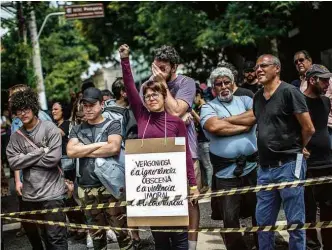  ?? Fotos Bruno Santos/Folhapress ?? Na foto da esquerda, manifestan­tes protestam contra Judith Butler na porta do Sesc Pompeia; na da direita, grupo se reúne para apoiar filósofa e defender pluralidad­e de gêneros