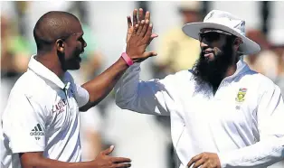  ?? Picture: GALLO IMAGES ?? OLD HANDS: Vernon Philander, 31, and Hashim Amla, 33, bring experience to the squad
