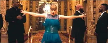  ?? SCREENSHOT FROM THE MUSIC VIDEO FOR DELICATE ?? IDOLA: Taylor Swift dalam klip video Delicate di album Reputation. Album ini terjual 2 juta kopi dalam waktu 18 pekan.