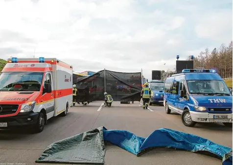  ?? Foto: Mario Obeser ?? Bei einem Unfall auf der A 8 haben die Feuerwehre­n Horgau und Zusmarshau­sen zusammen mit dem THW Planen als Sichtschut­z aufgebaut. Solche mobilen Wände kommen im Landkreis Augsburg immer öfter zum Einsatz.