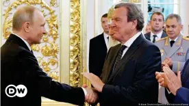  ??  ?? Герхард Шредер и Владимир Путин (фото из архива)