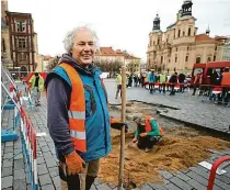  ?? Foto: Michal Šula, MAFRA ?? Životní dílo
Sochař Petr Váňa věnoval obnově zničeného mariánskéh­o sloupu 23 let života. Sloup stál na pražském Staroměsts­kém náměstí od září roku 1650 do listopadu 1918.