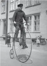  ?? FOTO: DAGFINN PETTERSEN/VEST-AGDER-MUSEET/AGDERBILDE­R.NO ?? Ukjent mann på en sykkel som var gammel også den gangen. En velociped, eller populaert kalt «Velte-petter».