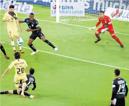  ??  ?? Diego Lainez dispara para marcar su primer gol como futbolista profesiona­l